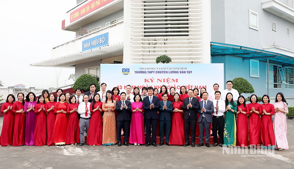 Đồng chí Chủ tịch UBND tỉnh Trần Huy Tuấn thăm, chúc mừng Trường THPT chuyên Lương Văn Tụy Đồng chí Chủ tịch UBND tỉnh Trần Huy Tuấn thăm, chúc mừng Trường THPT chuyên Lương Văn Tụy